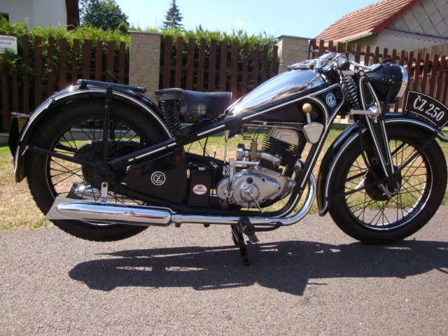ČZ 250 Tourist — foto 2